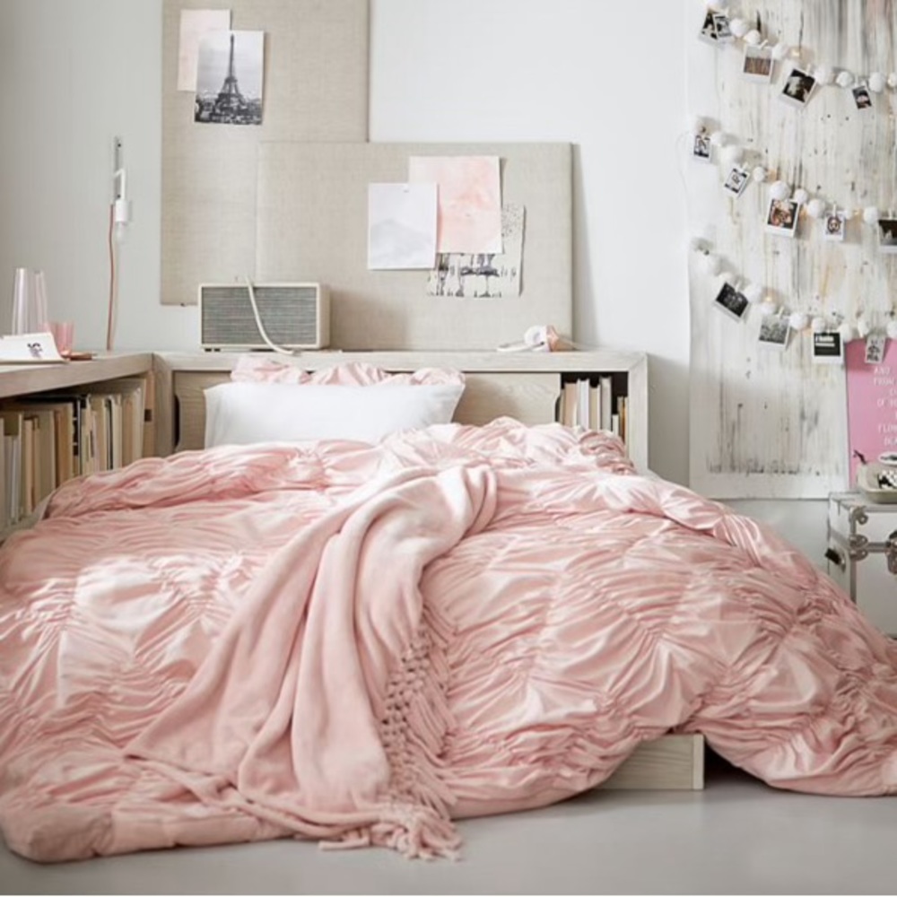 Pottery barn light pink comforter, w/2pillowshams smoke free home, gently used